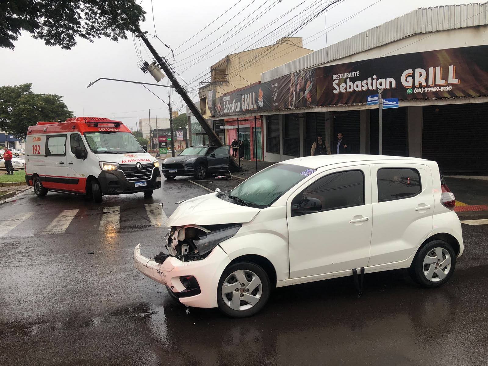 Jornal Ilustrado - Colisão entre Porsche e Mobi deixa mais de 2,3 mil imóveis sem energia no centro de Umuarama