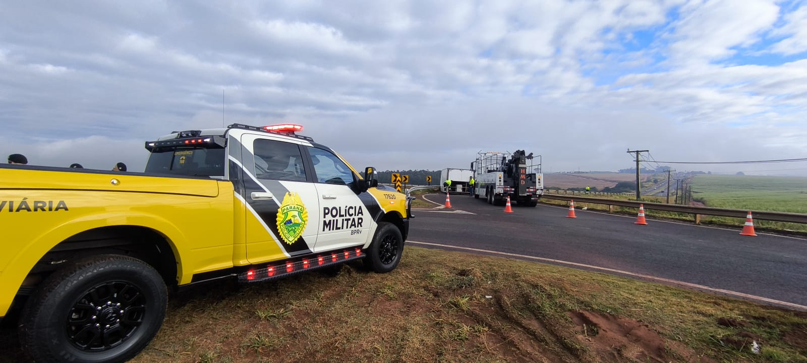 Van com trabalhadores tomba e deixa nove feridos na PR-218