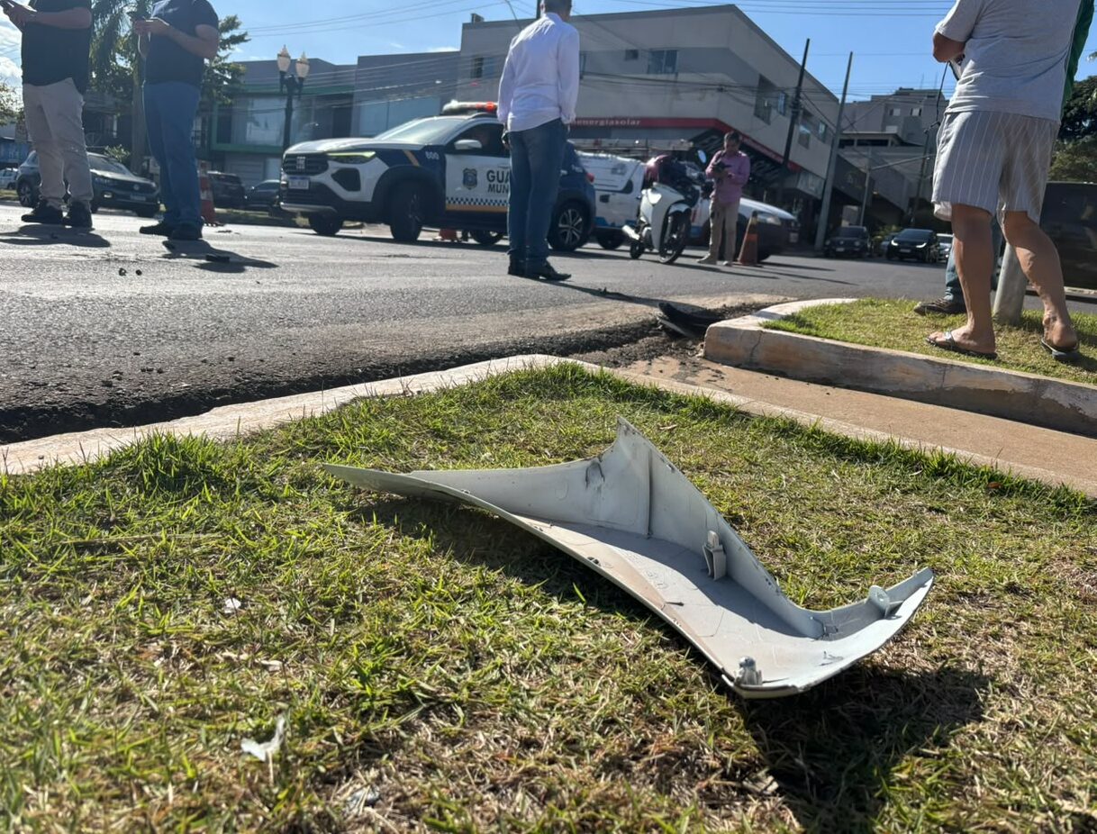 Jovem é encaminhada ao P.A após colisão entre moto e SUV em cruzamento de Umuarama