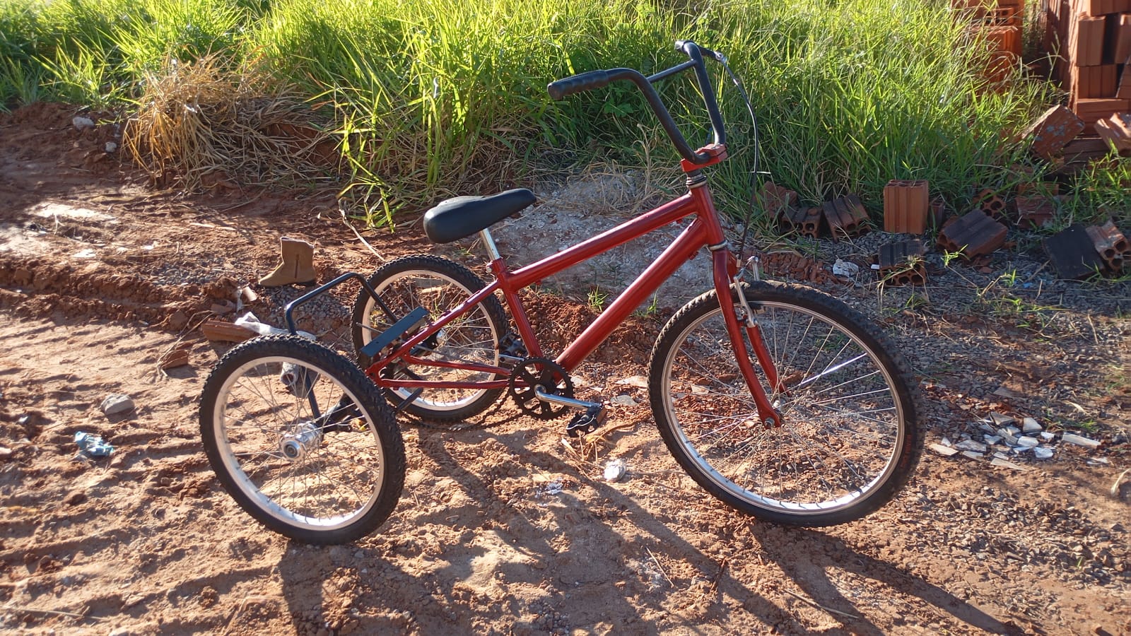 Triciclo abandonado em terreno baldio intriga morador e pode ser produto de furto em Umuarama