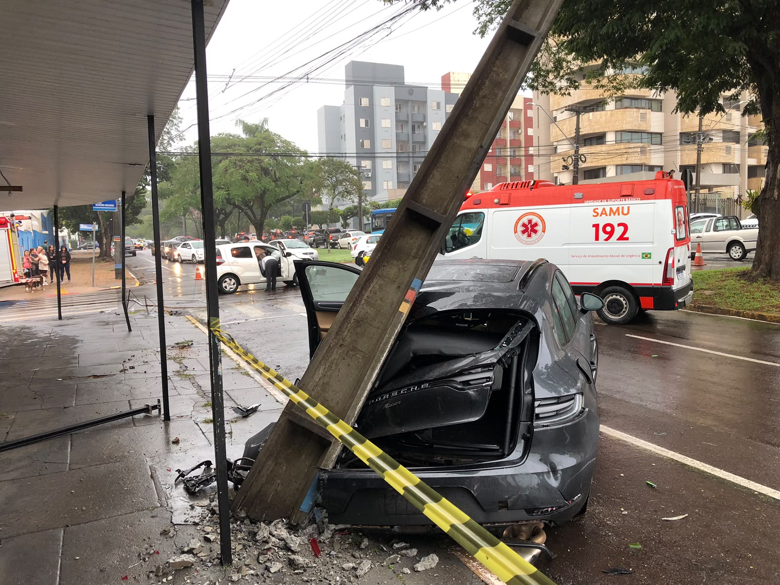 Carro de luxo bate em poste e fica destruído no centro de Umuarama