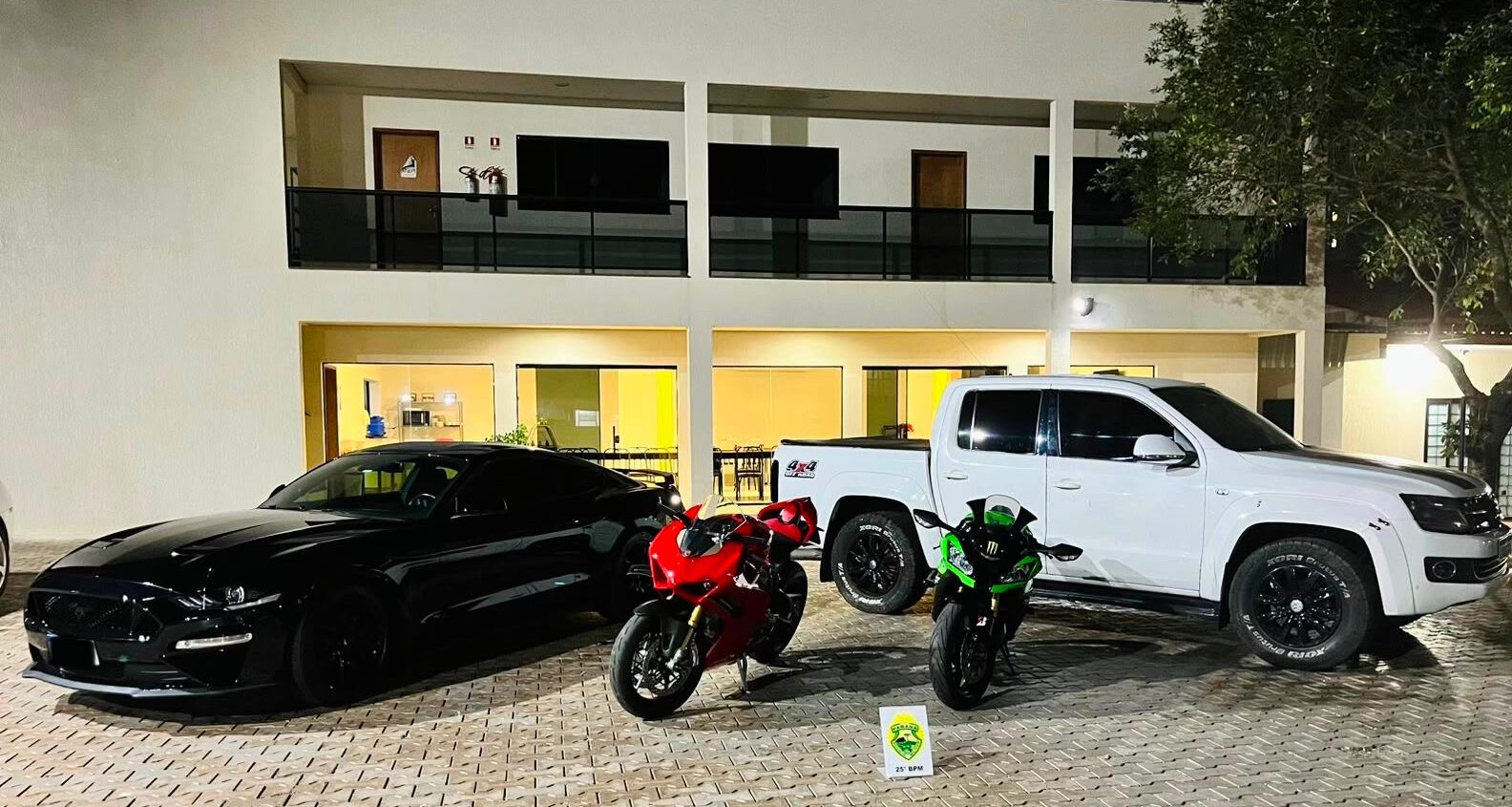 Mustang, caminhonete e motocicletas são apreendidos em fiscalização da PM em Umuarama