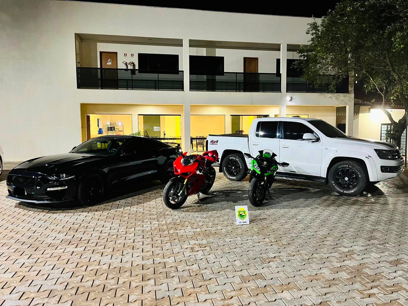 Jornal Ilustrado - Mustang, caminhonete e motocicletas são apreendidos em fiscalização da PM em Umuarama
