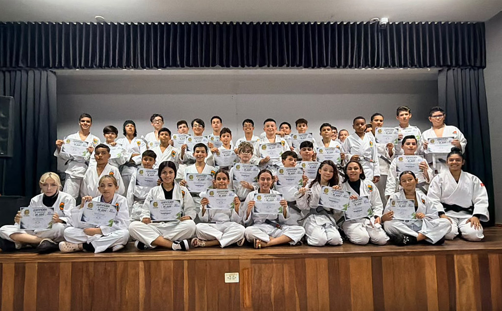 Jornal Ilustrado - O grande jornal do Noroeste do Paraná Jornal Ilustrado - CEJU gradua 40 jovens da Oficina de Judô e que já representam Umuarama em competições