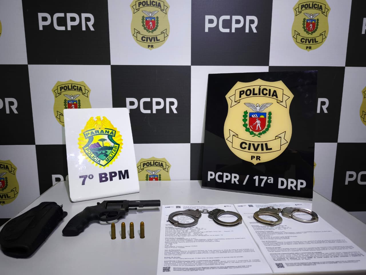 Jornal Ilustrado - Polícia encontra arma em residência de homem que deve R$ 29,5 mil em pensão