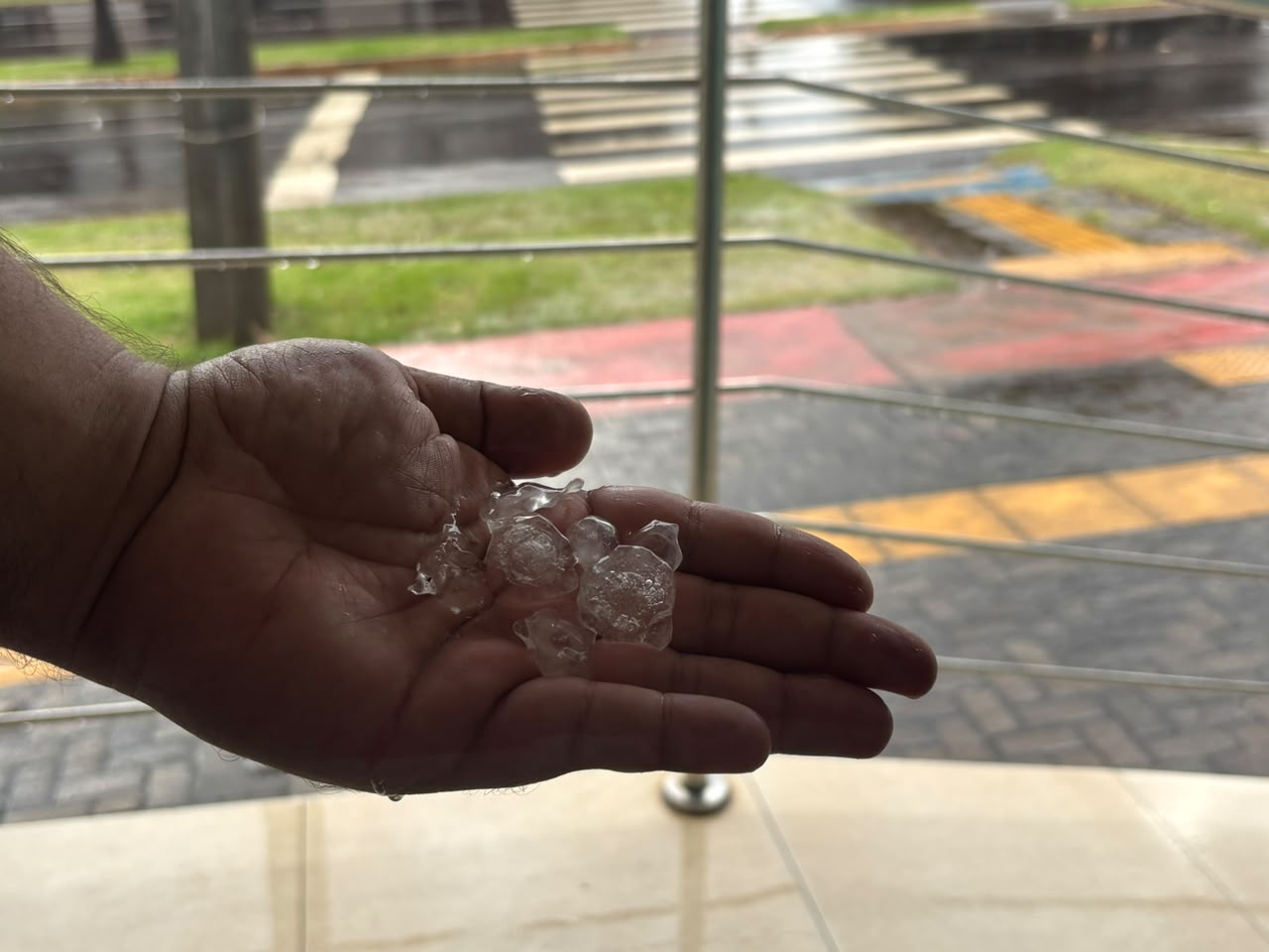 Chuva de granizo surpreende moradores de Umuarama; cidade segue sob alerta de tempestade