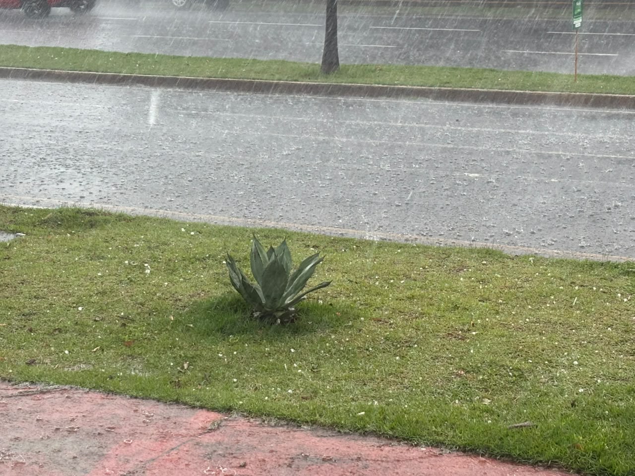 Jornal Ilustrado - Chuva de granizo surpreende moradores de Umuarama; cidade segue sob alerta de tempestade