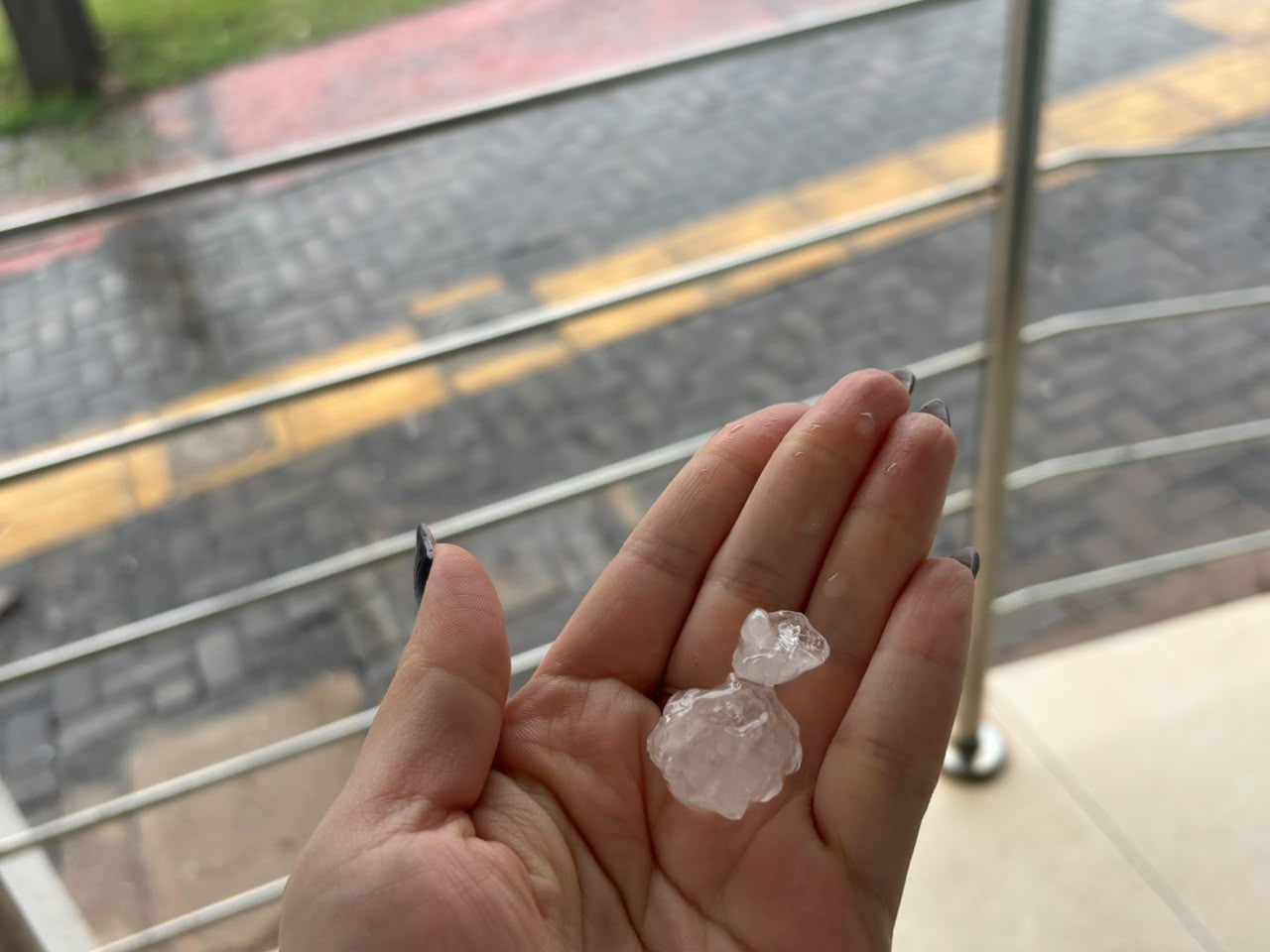 Jornal Ilustrado - Chuva de granizo surpreende moradores de Umuarama; cidade segue sob alerta de tempestade