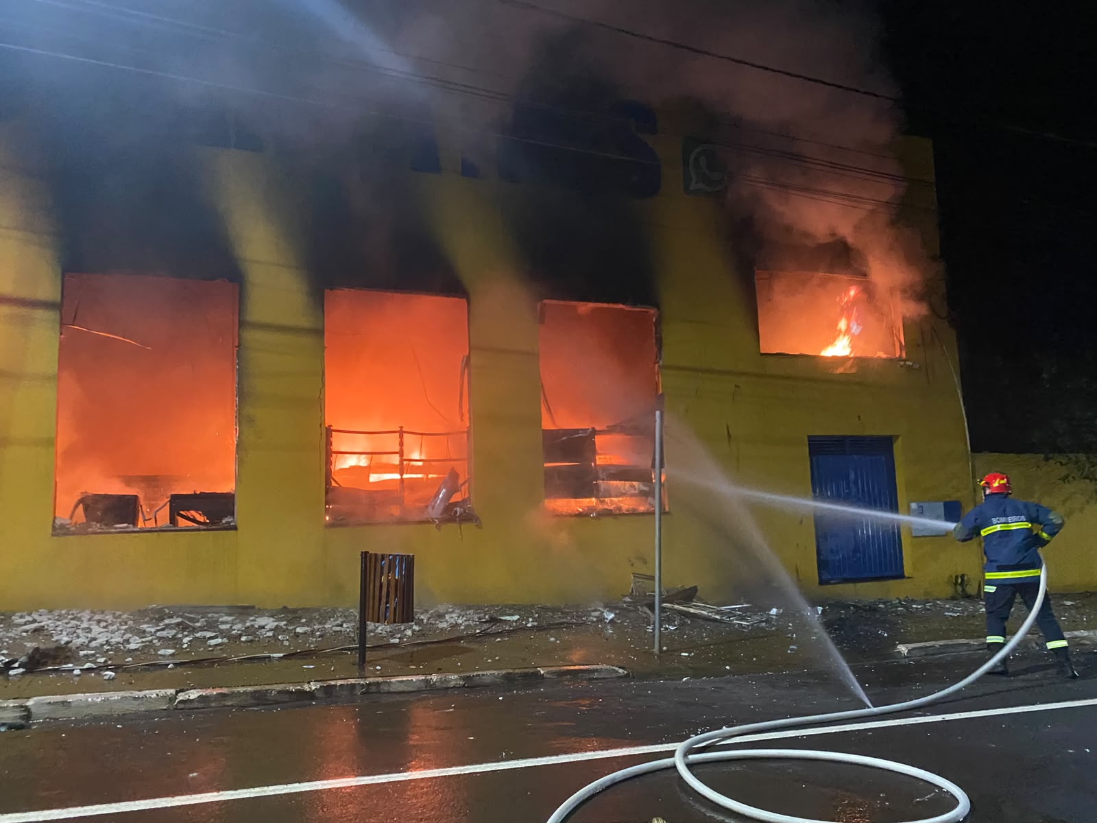 Jornal Ilustrado - Incêndio de grandes proporções atinge supermercado no centro de Iporã