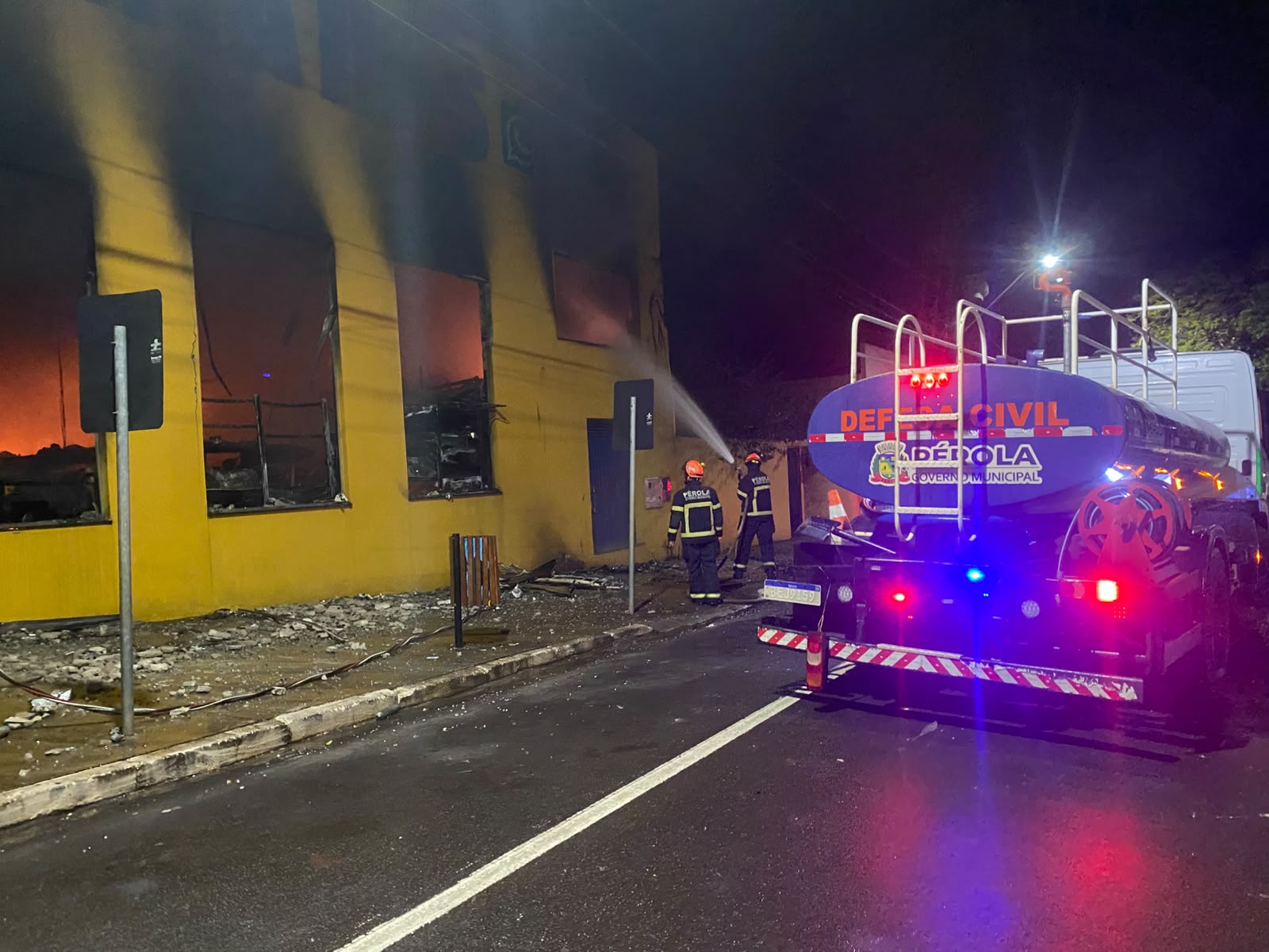 Jornal Ilustrado - Incêndio de grandes proporções atinge supermercado no centro de Iporã