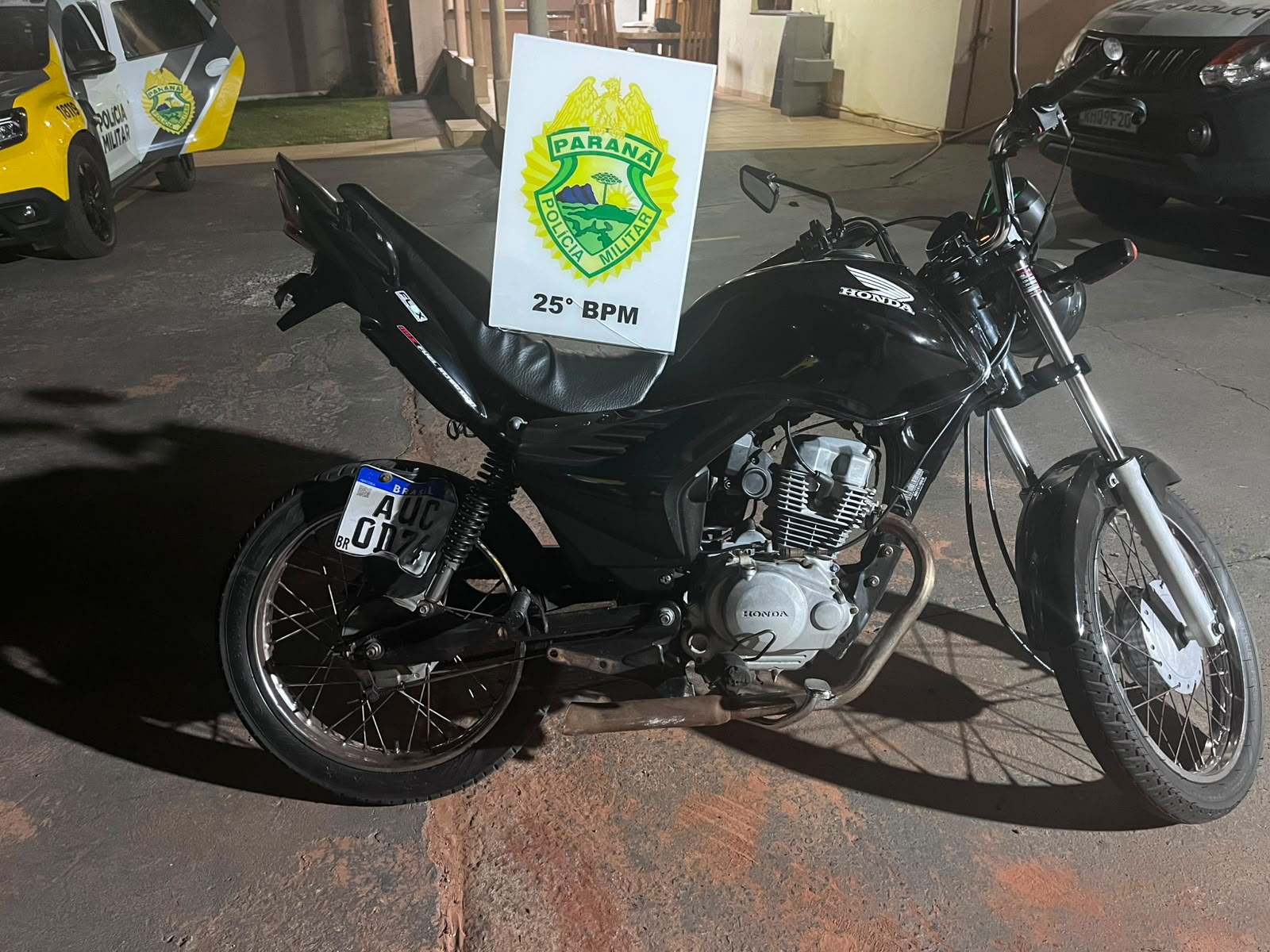 Motociclista sem CNH bate em viatura da PM durante fuga em Iporã
