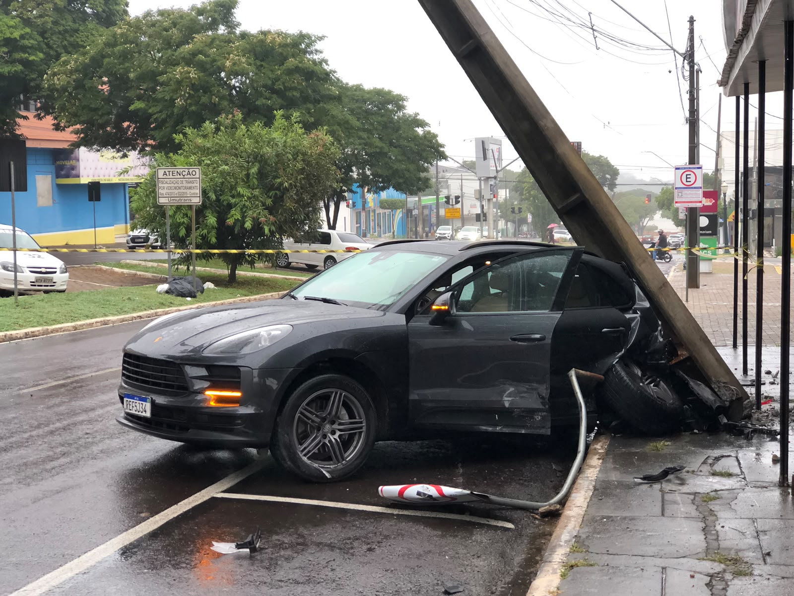 Jornal Ilustrado - Carro de luxo bate em poste e fica destruído no centro de Umuarama