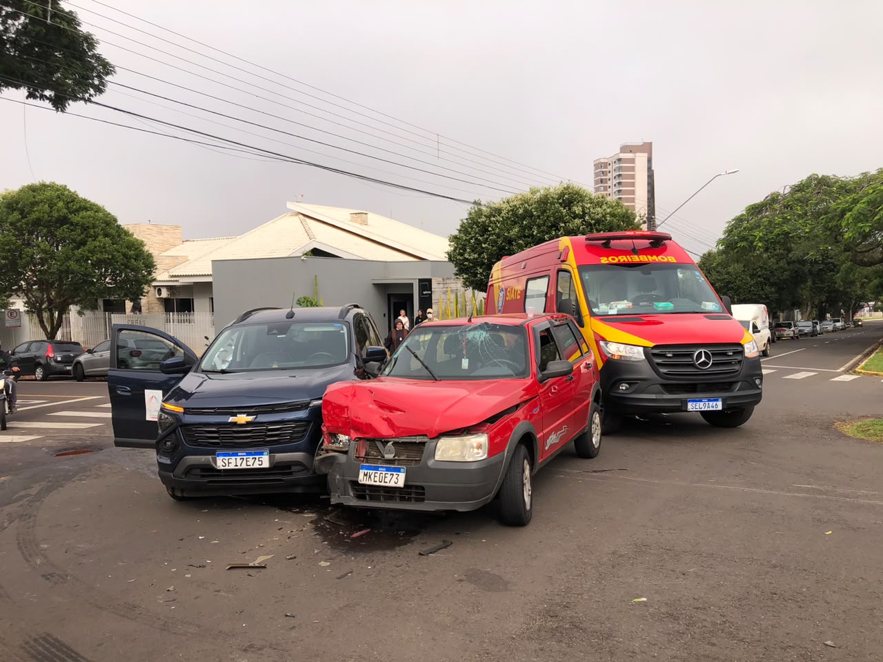 Jornal Ilustrado - Colisão entre carro do Lar Santa Faustina e Uno deixa um ferido em Umuarama