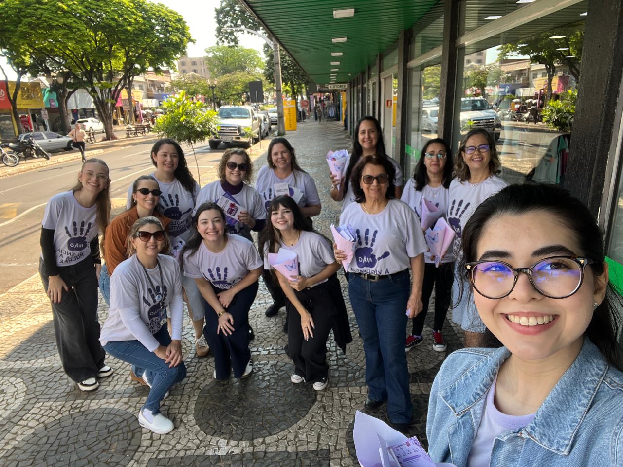 Ação leva informação sobre violência contra a mulher ao comércio local