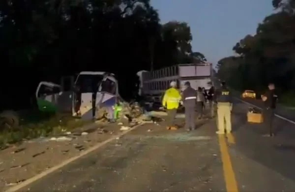 Acidente entre ônibus e carreta deixa 23 mortos e 5 feridos no Paraná