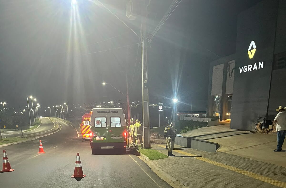 Jornal Ilustrado - Mulher é socorrida inconsciente após bater carro contra muro de empresa em Umuarama