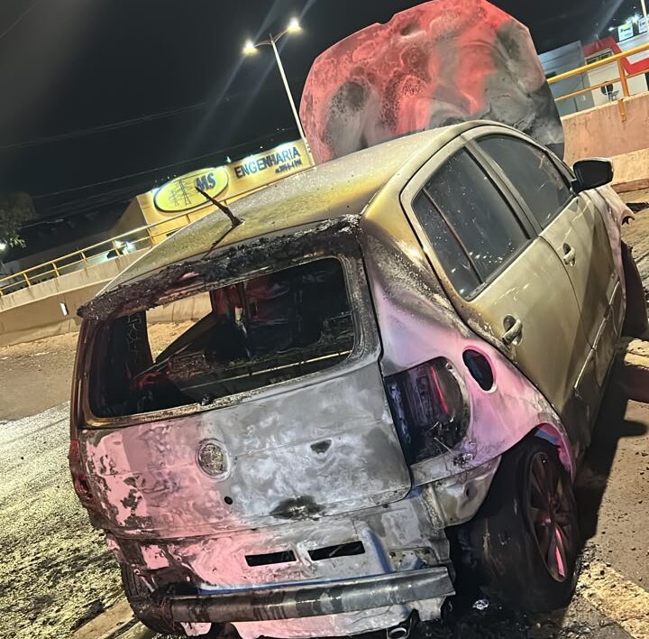 Jornal Ilustrado - O grande jornal do Noroeste do Paraná Jornal Ilustrado - Carro pega fogo após bater contra anteparo na PR-323, em Umuarama