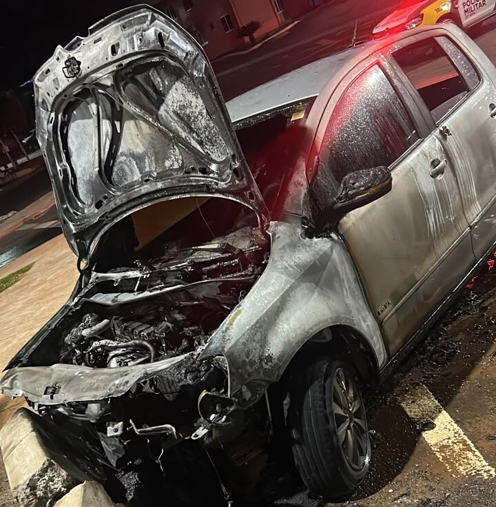 Jornal Ilustrado - O grande jornal do Noroeste do Paraná Jornal Ilustrado - Carro pega fogo após bater contra anteparo na PR-323, em Umuarama