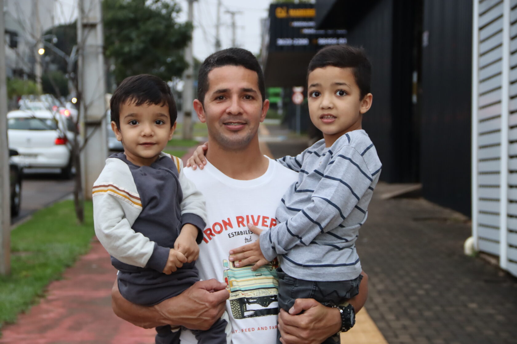 Pai transforma dor em força para criar os 2 filhos após perder a esposa para o câncer