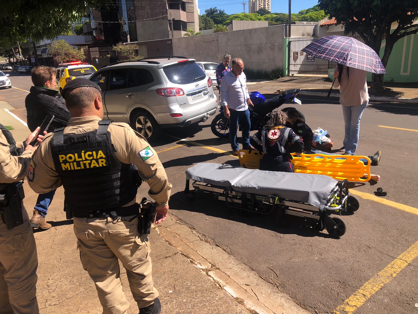 Motociclista fica ferido durante colisão entre moto e carro no centro de Umuarama