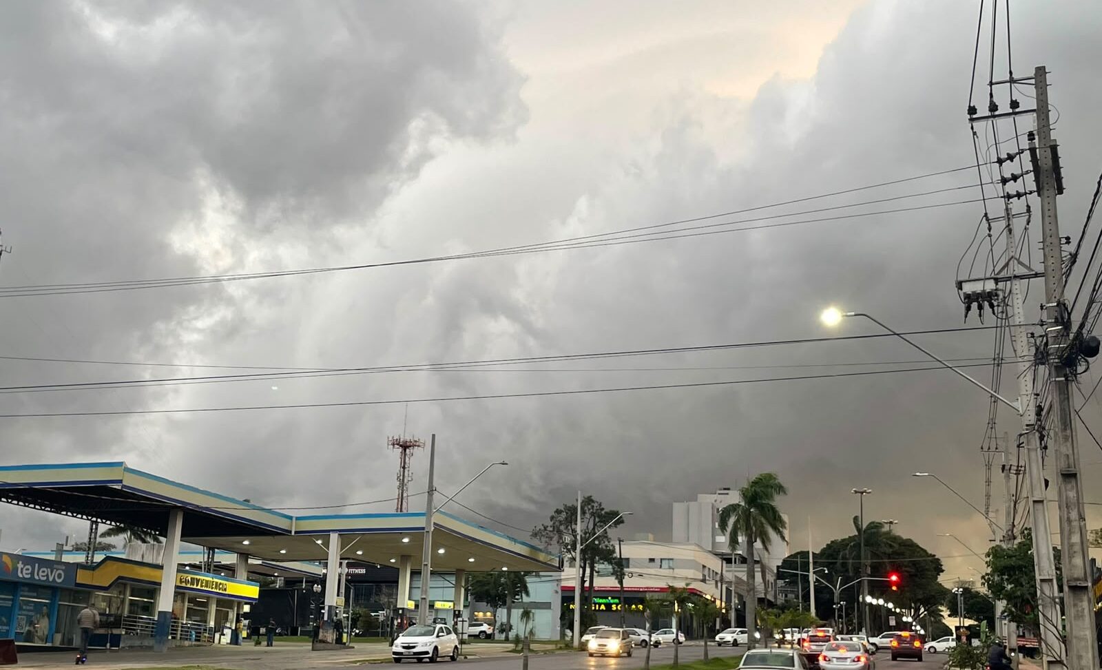 Frente fria muda o tempo em Umuarama; chuva deve dar lugar ao sol à tarde