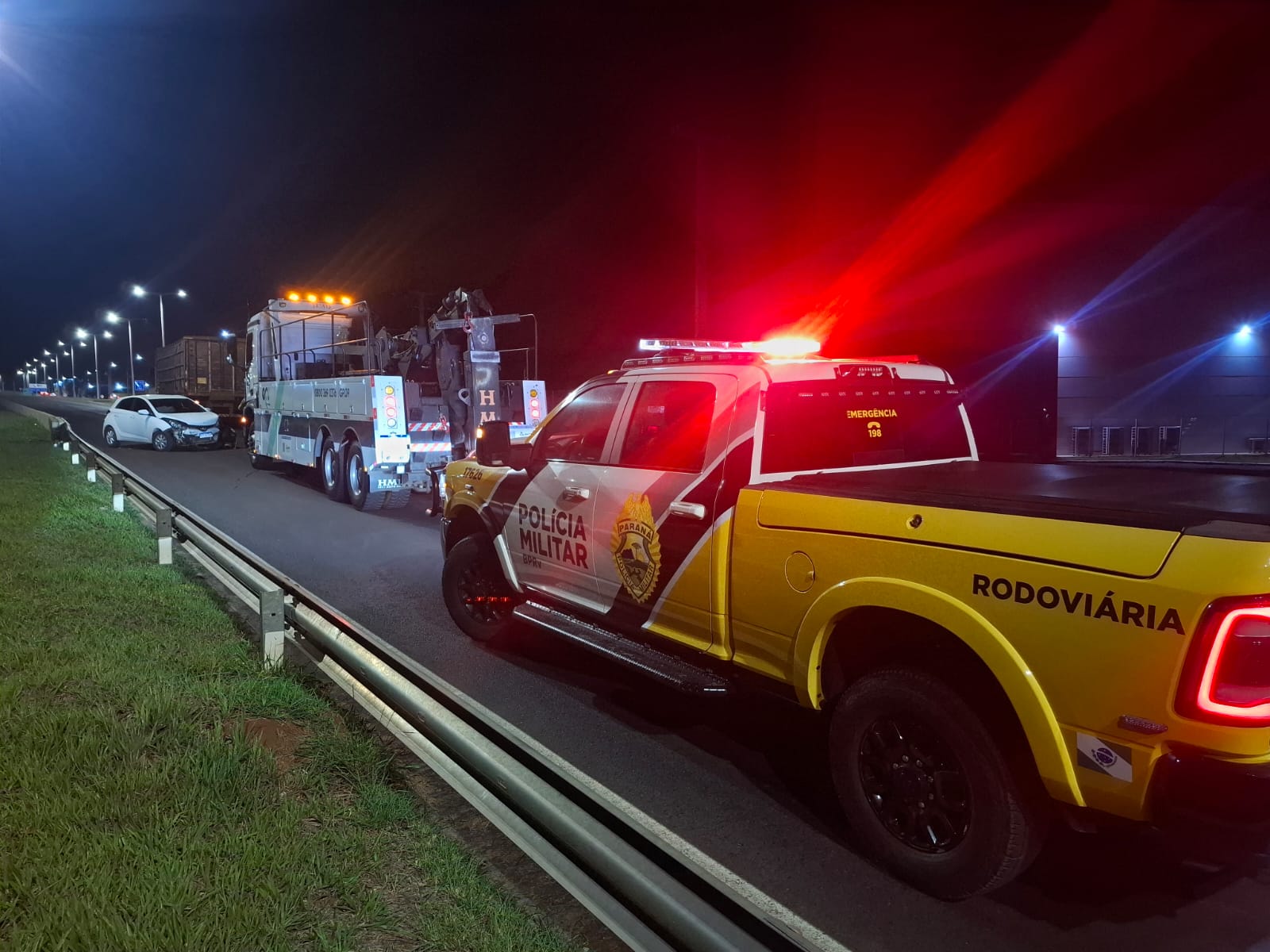 Jornal Ilustrado - Motorista tenta ultrapassar pela direita, carro roda e atinge guard rail na PR-323, em Umuarama