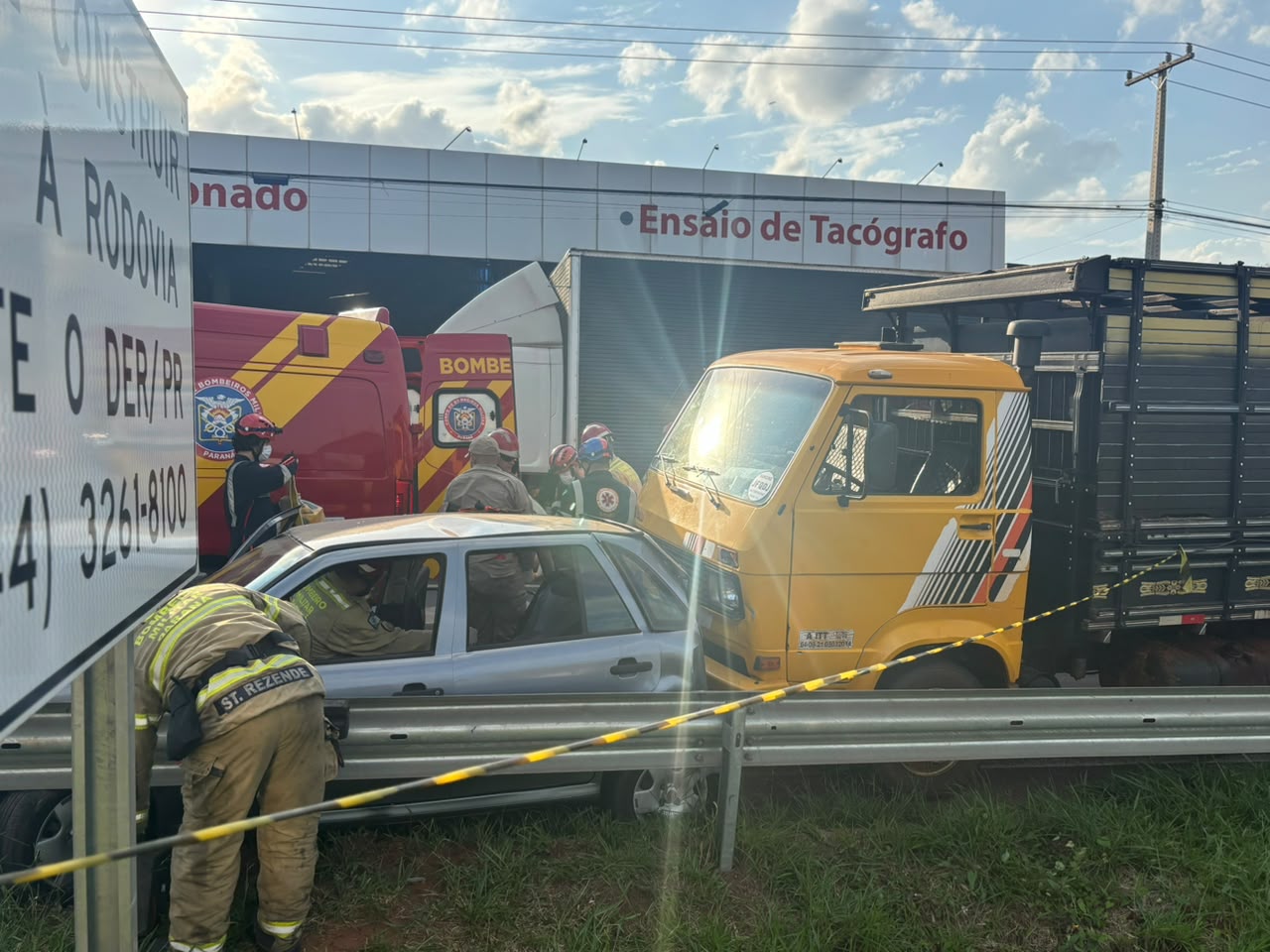 Jornal Ilustrado - O grande jornal do Noroeste do Paraná Jornal Ilustrado - Idoso fica preso em carro após acidente envolvendo Gol e dois caminhões em Umuarama