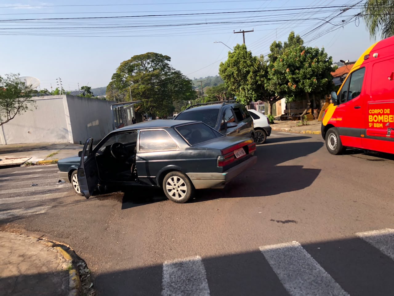 Jornal Ilustrado - Mulher desmaia após colisão entre Voyage e Zafira em cruzamento de Umuarama