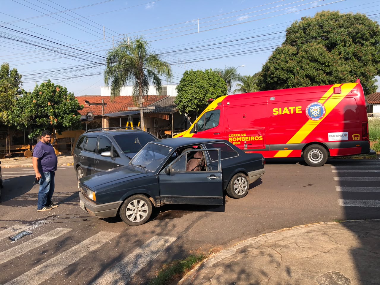 Jornal Ilustrado - Mulher desmaia após colisão entre Voyage e Zafira em cruzamento de Umuarama