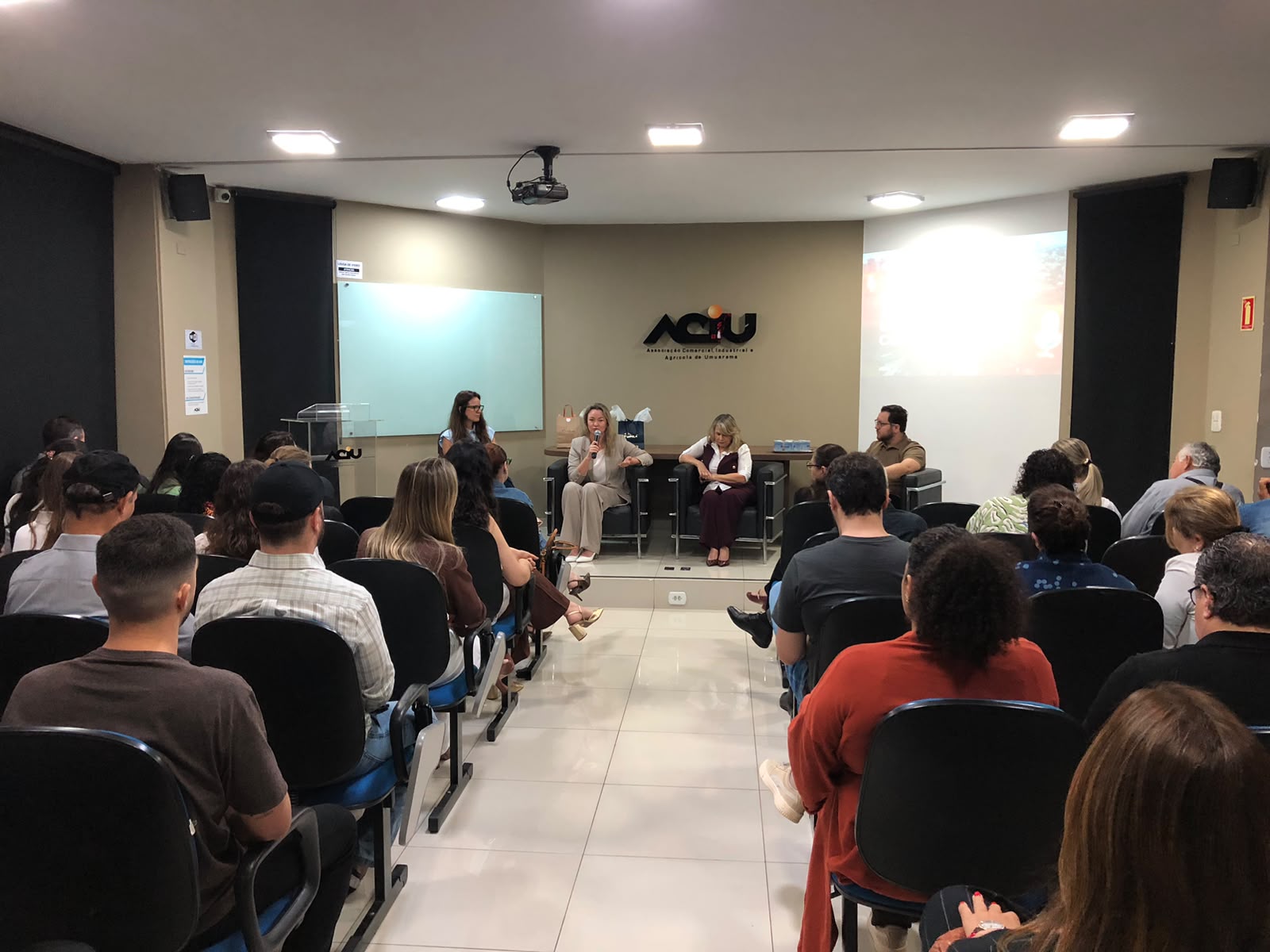 Comércio de Umuarama debate novos caminhos para acompanhar mudança no consumo 