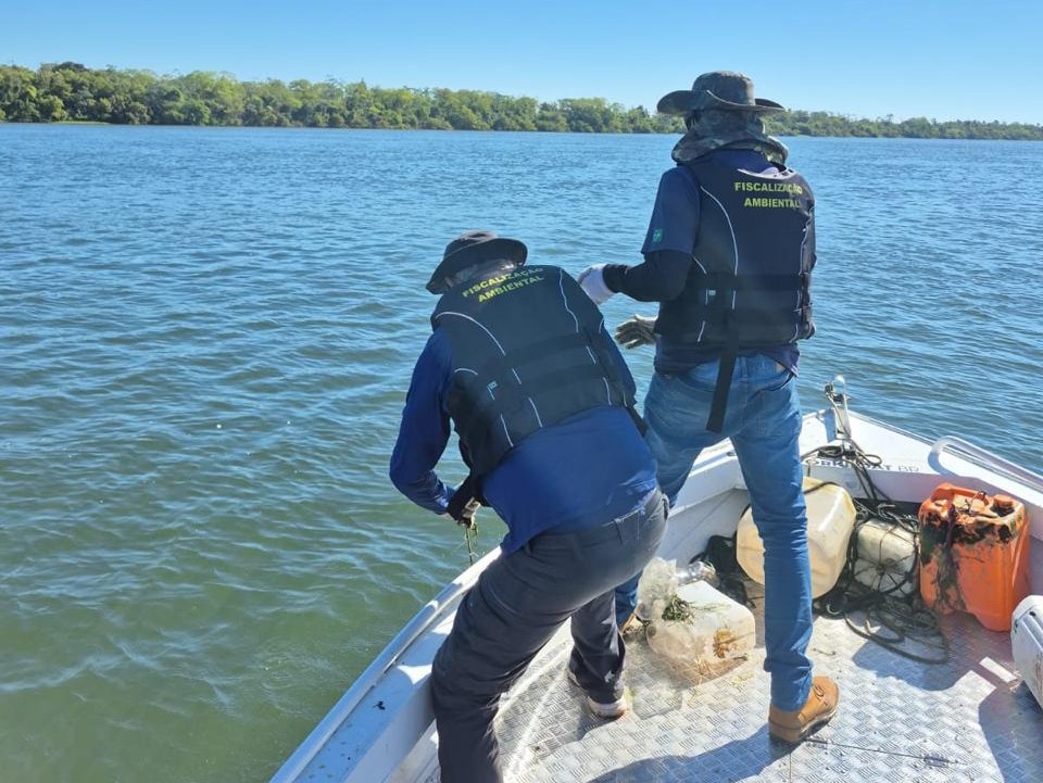 Jornal Ilustrado - Operação do IAT contra a pesca predatória apreende 400 metros de rede e espingarda no Noroeste