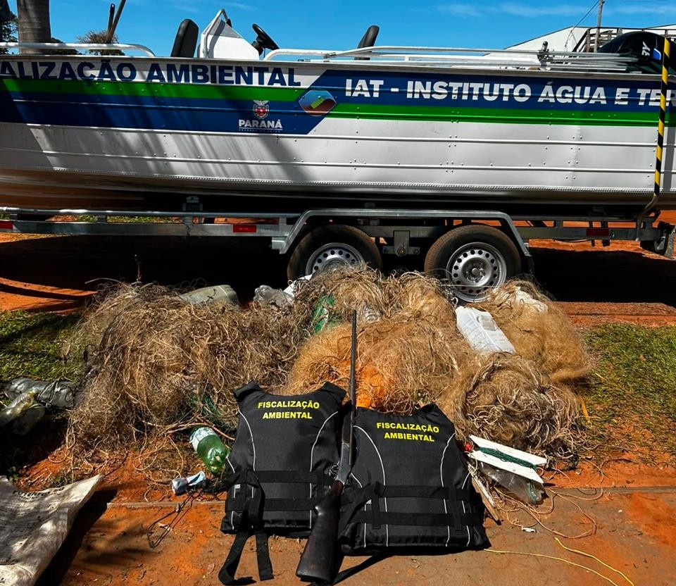 Operação do IAT contra a pesca predatória apreende 400 metros de rede e espingarda no Noroeste