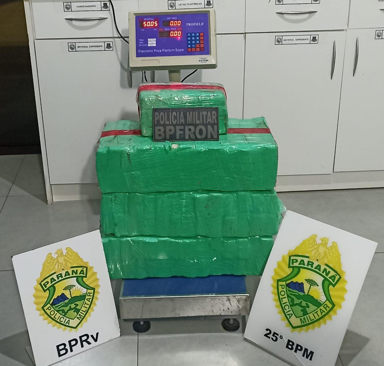 Jornal Ilustrado - Colisão traseira revela quase 50 kg de maconha e termina com prisão em Iporã