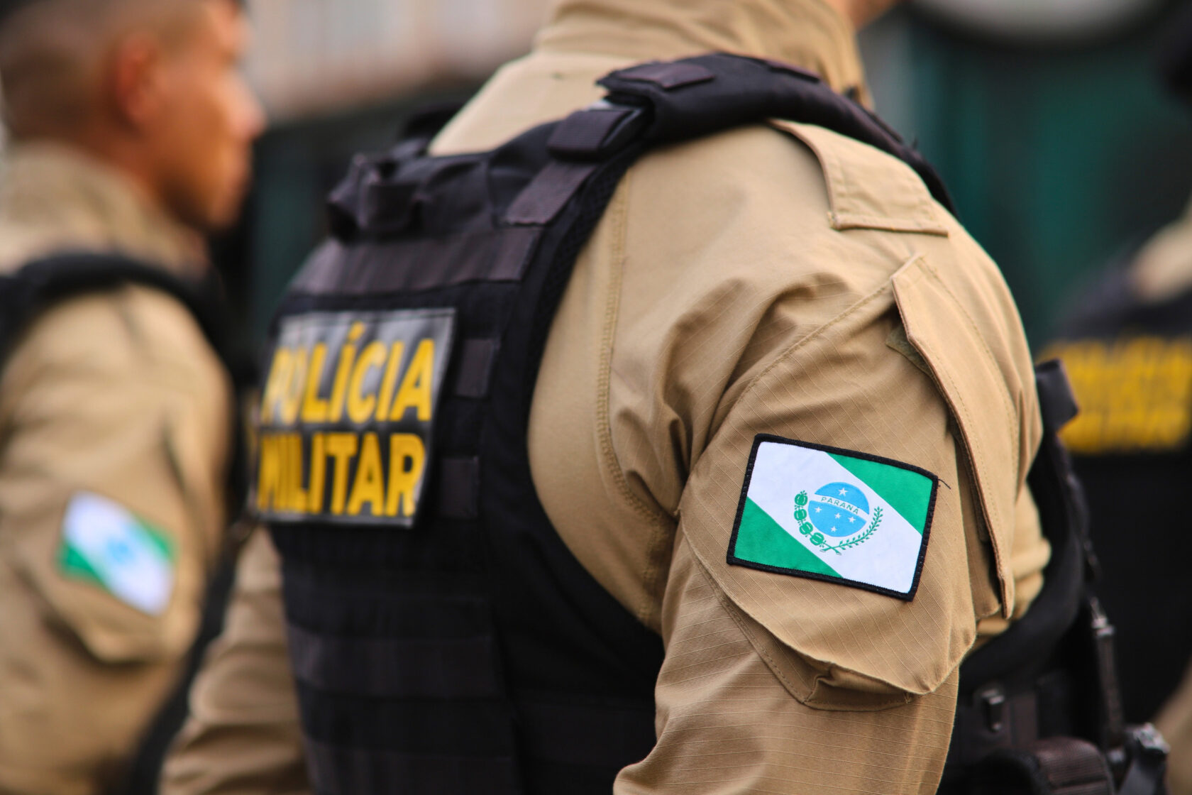 Homem embriagado é detido após desacatar e agredir policiais na Avenida Paraná, em Umuarama 