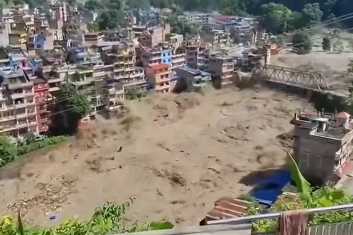 Jornal Ilustrado - Enchente causada por terremoto deixa 98 mortos e 384 desaparecidos no Nepal; COM VÍDEO