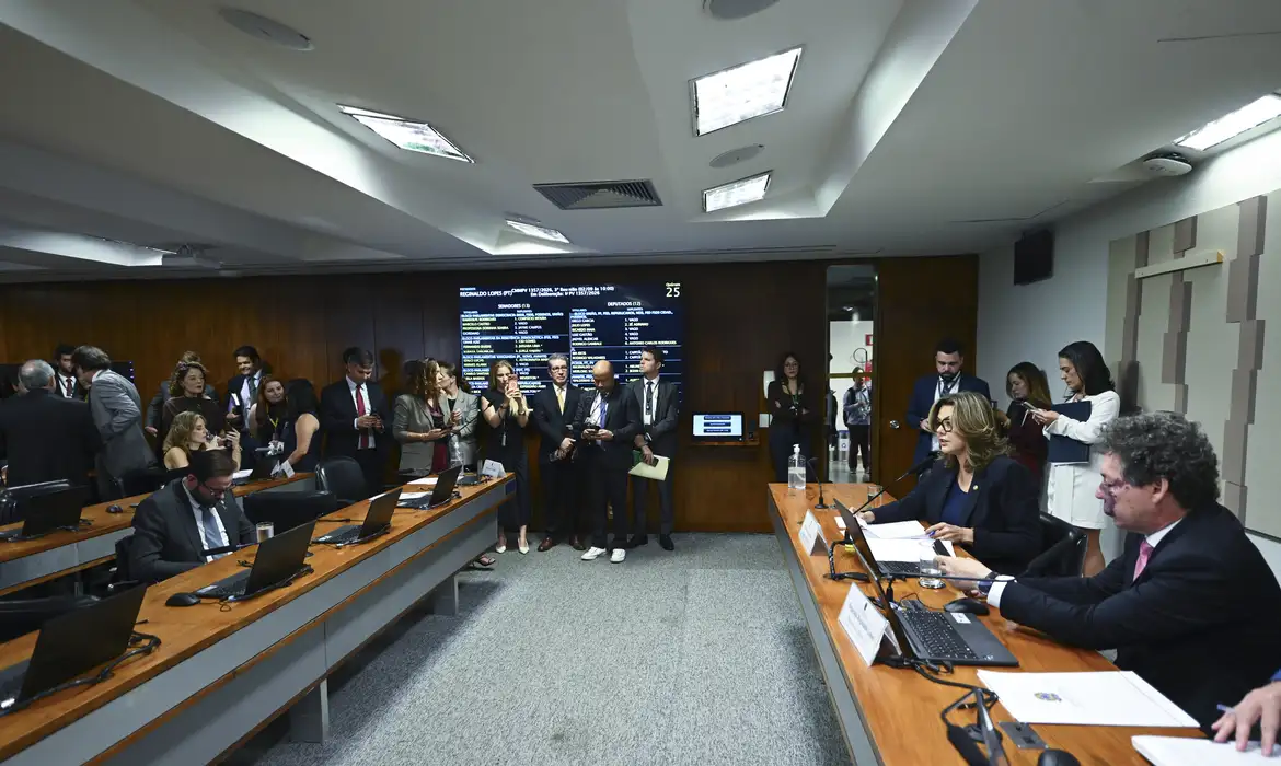 Jornal Ilustrado - Comissão aprova MP da taxa das blusinhas: texto segue a plenários