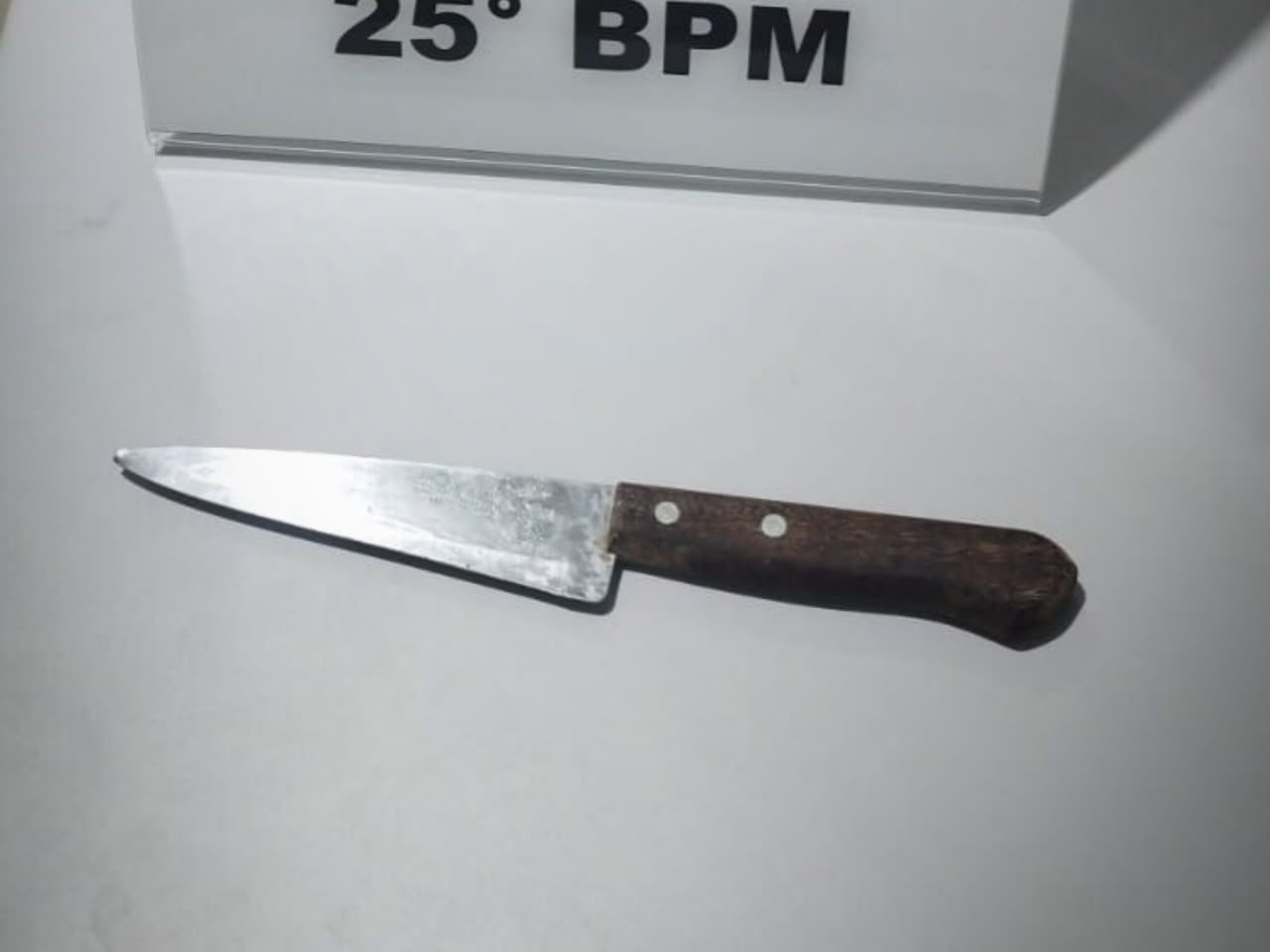 Homem agride adolescente, pega faca e ameaça matar família durante confusão em Umuarama