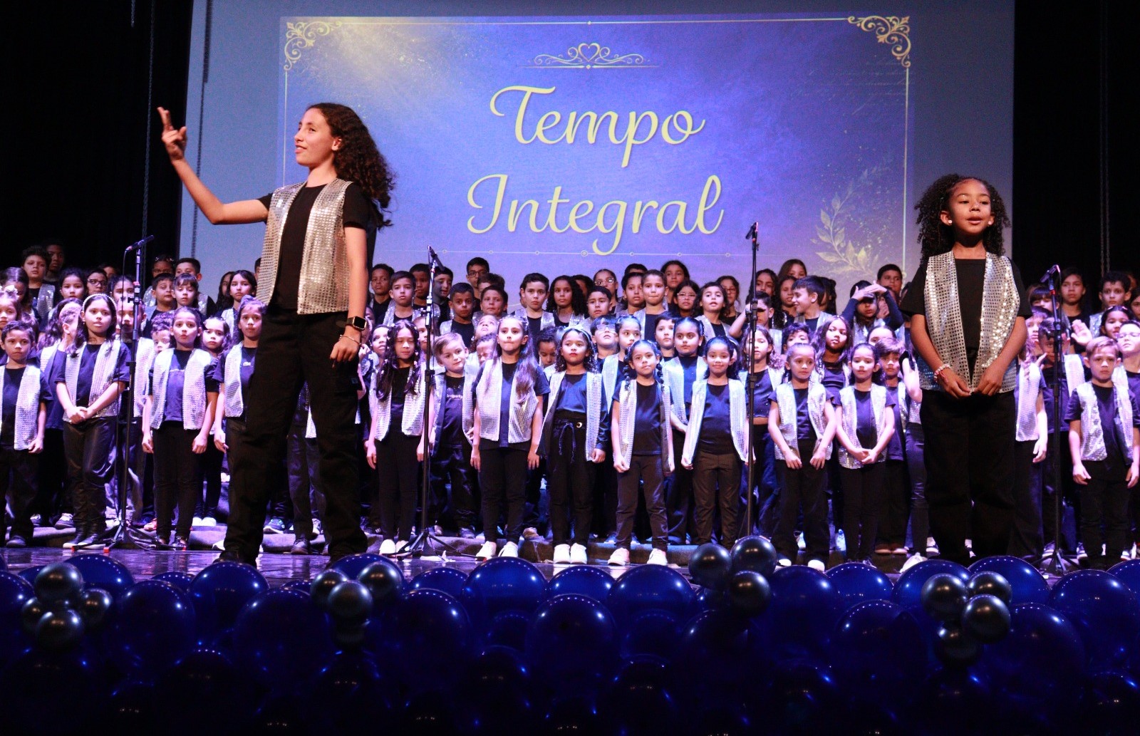 Escola Tempo Integral celebra 25 anos com emocionante apresentação musical
