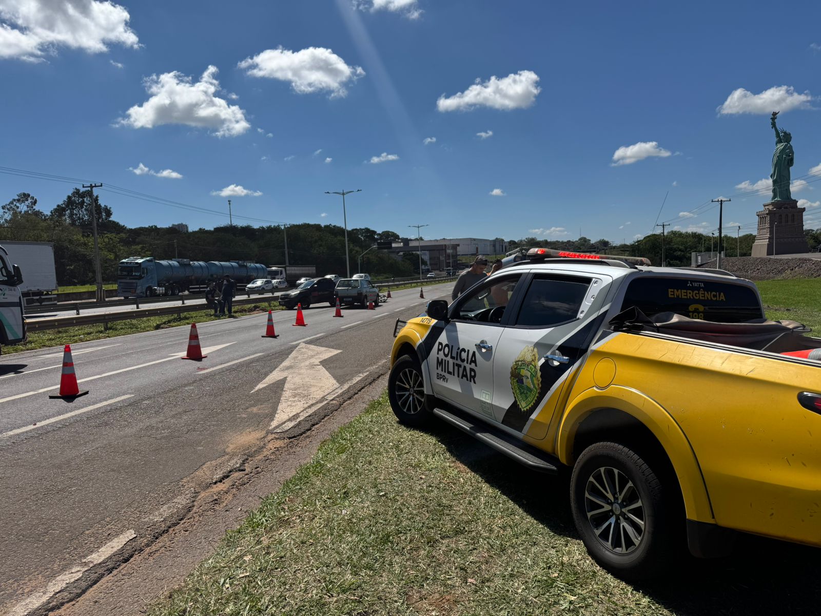 Jornal Ilustrado - O grande jornal do Noroeste do Paraná Jornal Ilustrado - Motociclista fica ferida em colisão com dois carros na PR-323 em frente a Havan