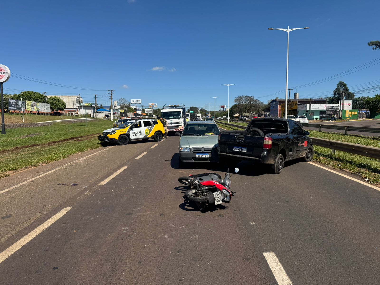 Jornal Ilustrado - O grande jornal do Noroeste do Paraná Jornal Ilustrado - Motociclista fica ferida em colisão com dois carros na PR-323 em frente a Havan