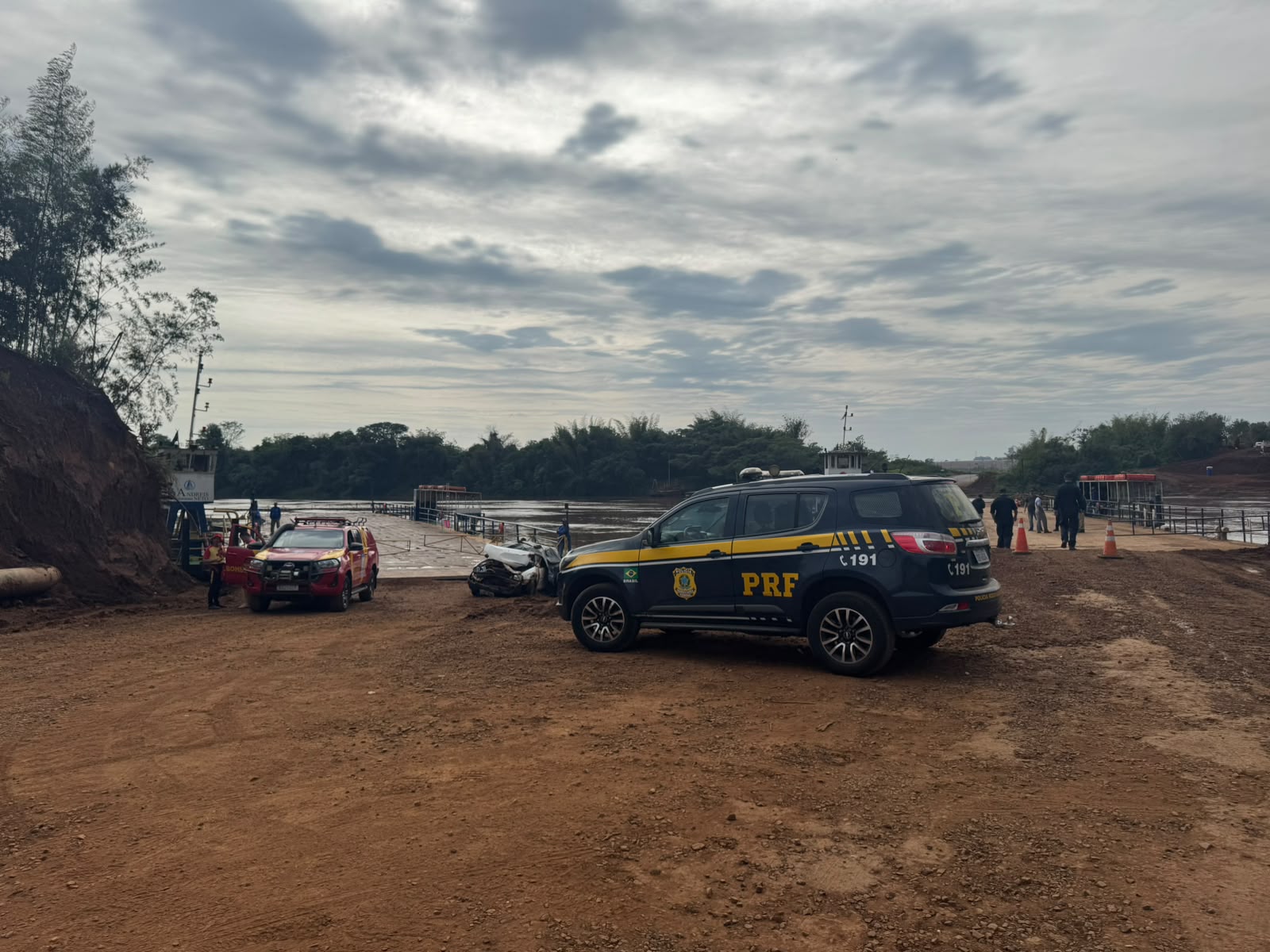 Motorista morre após carro cair no Rio Piquiri em acesso à balsa