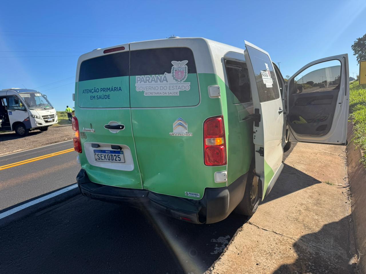 Duas mulheres ficam feridas em colisão entre carro e ambulância da Secretaria de Saúde de Perobal