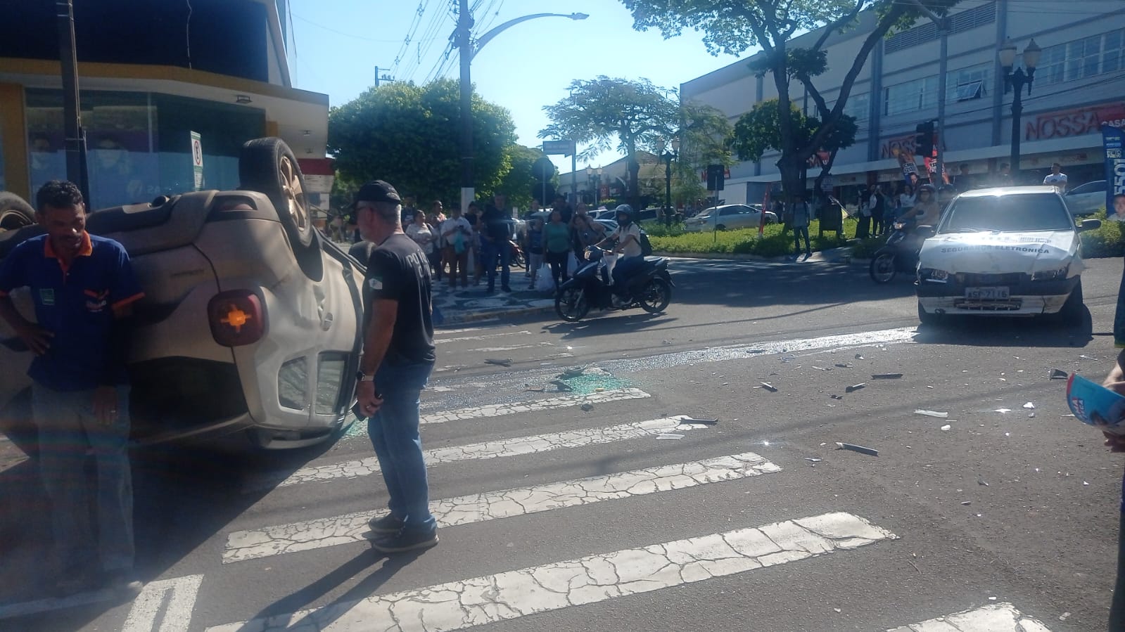 Câmera registra momento em que Duster bate em Uno e capota no Centro de Umuarama