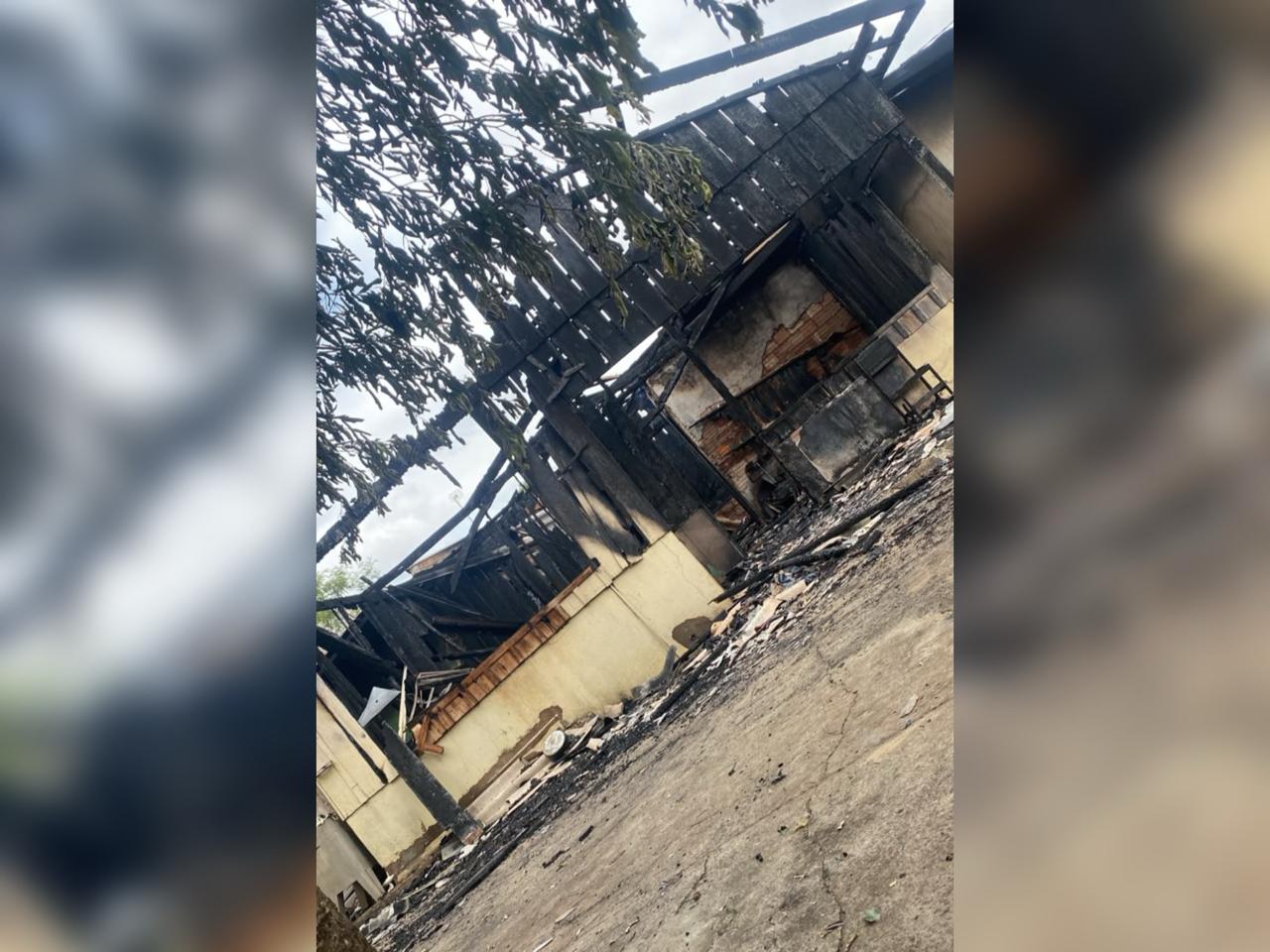 Jornal Ilustrado - Mãe e três filhos perdem tudo em incêndio de casa no Jardim Beira Rio em Umuarama