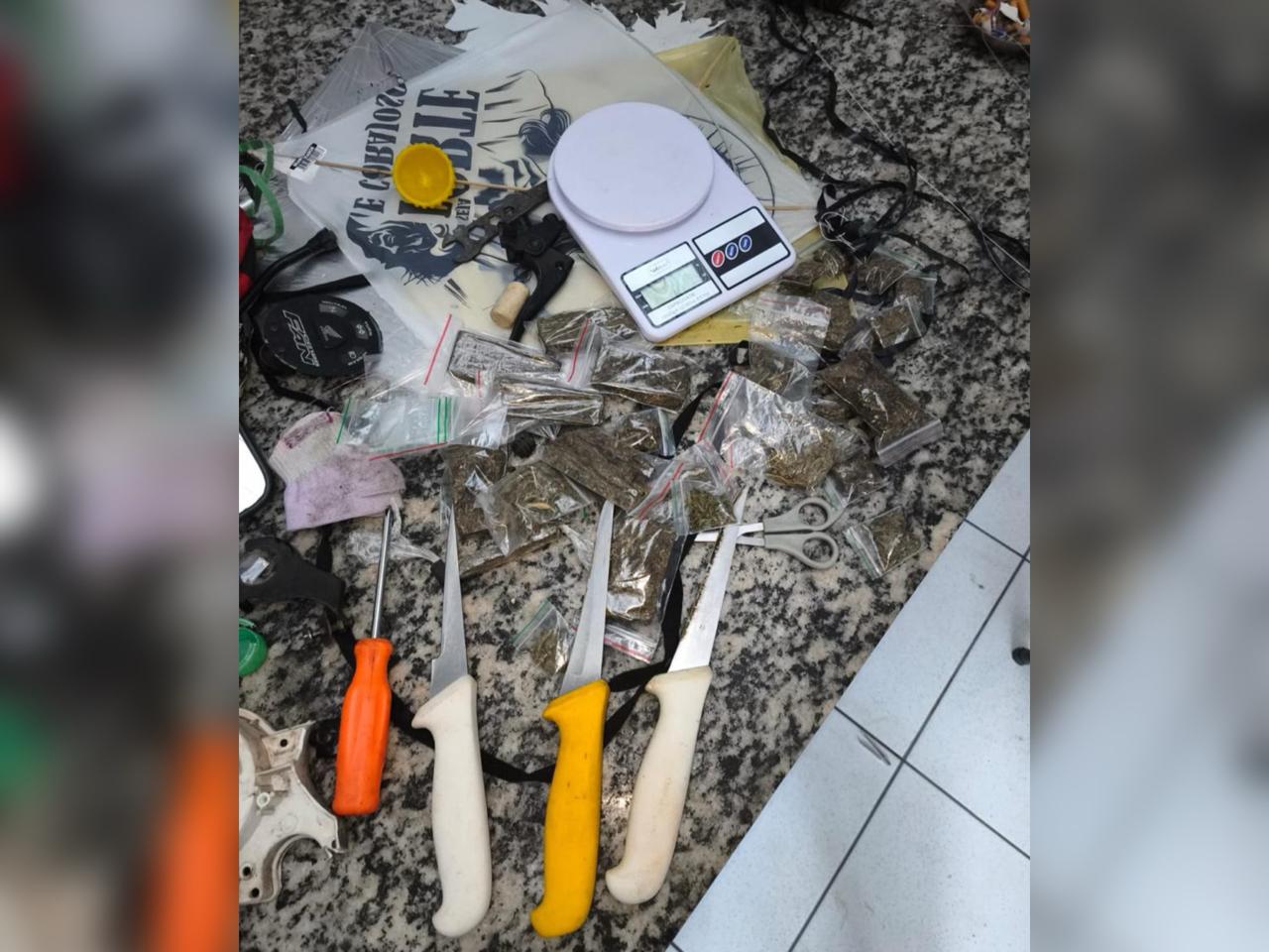 Jornal Ilustrado - Homem é preso e dois adolescentes são apreendidos por tráfico de drogas em Umuarama