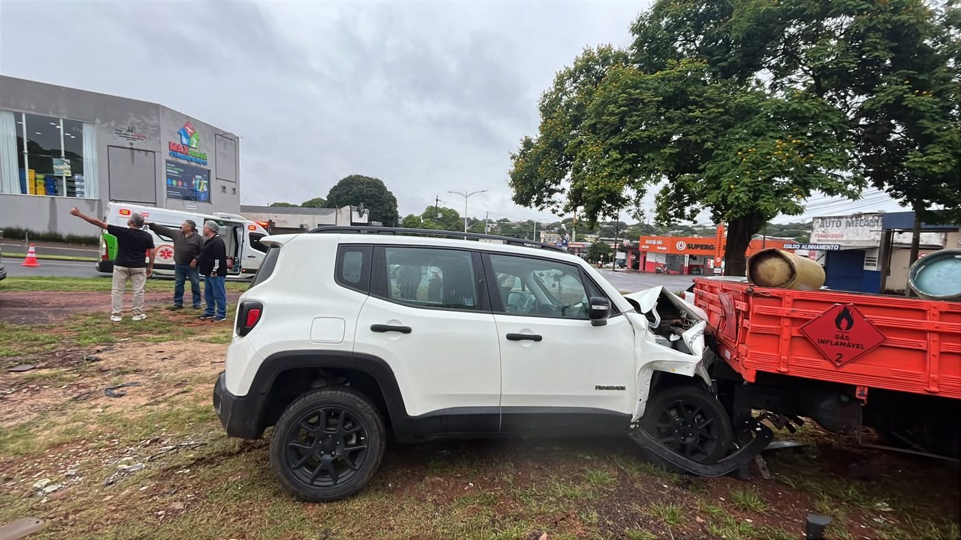 Jornal Ilustrado - Jeep invade contramão, bate em adolescente com patinete e caminhão em Umuarama