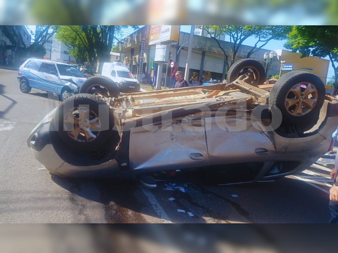 Carro capota após colisão na avenida Paraná em Umuarama