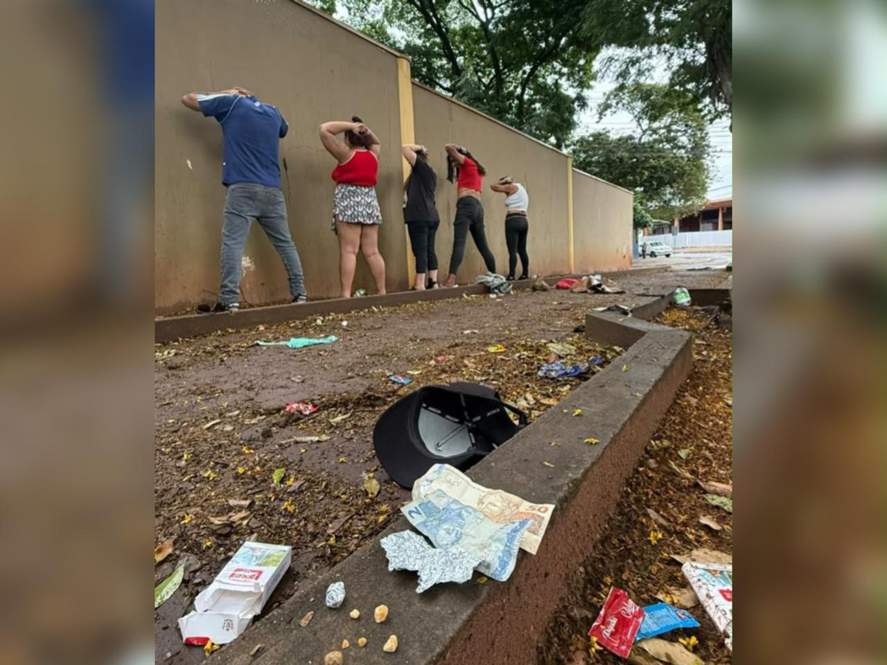 PM prende quatro pessoas durante ação contra tráfico de drogas em Umuarama