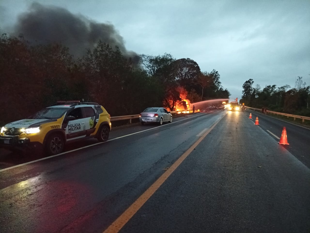 Motorista morre e caminhão pega fogo após grave acidente na PR-323, em Perobal