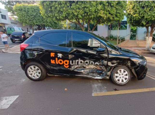 Colisão entre dois carros é registrada na Zona II, em Umuarama